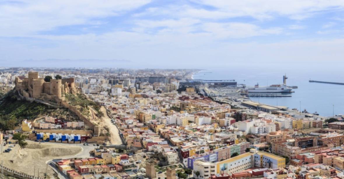 Vista panorámica de Almería con la Alcazaba, el casco histórico y el puerto junto al mar Mediterráneo