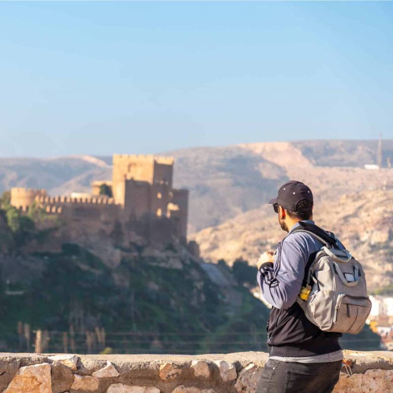 Joven contemplando la Alcazaba de Almería desde el mirador del Cerro de San Cristóbal