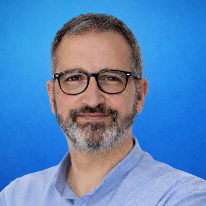 Profesional trabajando en remoto desde Almería, destino ideal para nómadas digitales y trabajadores remotos en España