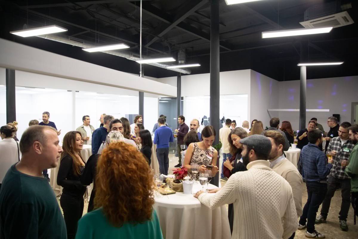Personas en un evento de networking y encuentro social de la comunidad internacional que vive y trabaja en Almería